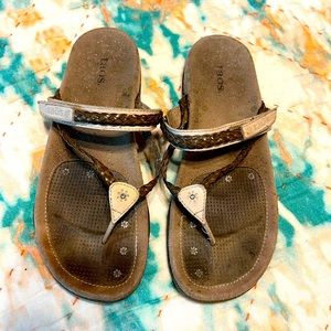 Taos women’s sandals size 8